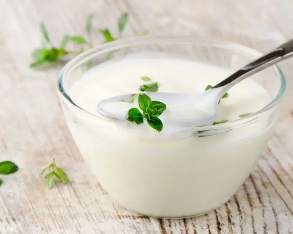 Czy jogurt grecki tuczy? Odkryj prawdę o jego kaloriach i diecie
