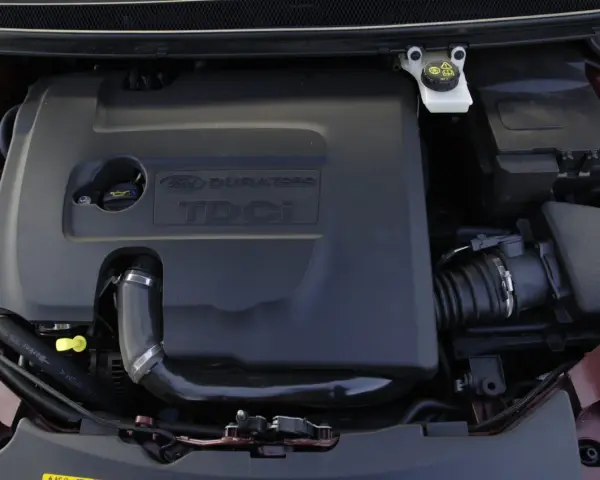 Silnik Ford Focus MK2 1.6 TDCI. Widoczna czarna osłona silnika z napisem "DURATORQ TDCI".