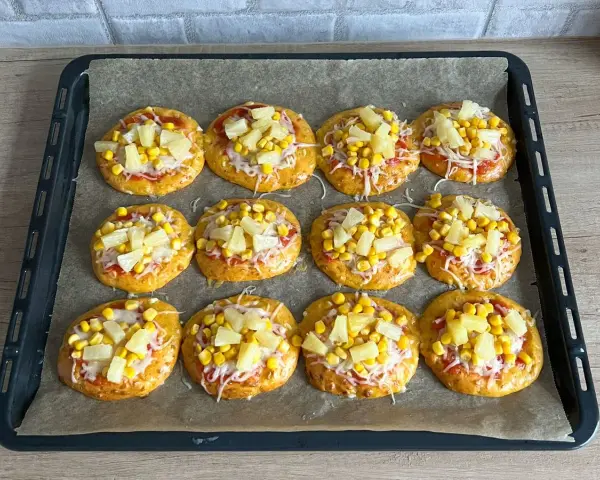 Gotowe do pieczenia pizzerinki z ananasem i kukurydzą. Idealny przepis na szybką przekąskę!