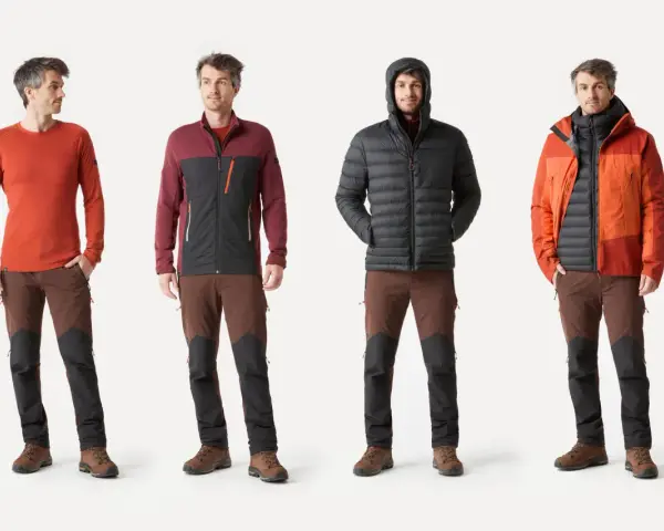 Quatre hommes présentent des tenues idéales pour savoir comment s'habiller pour une randonnée : couches de base, vestes et pantalons techniques.
