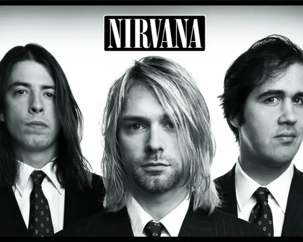 Le groupe Nirvana, pionnier du grunge, pose en noir et blanc. Kurt Cobain au centre, Dave Grohl à gauche, Krist Novoselic à droite. Un style musical iconique.