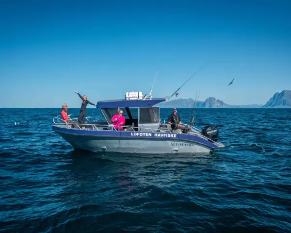 Fisketur i Nordnorge med båten "Lofoten Havfiske". Soligt och blåsigt, med berg i bakgrunden.