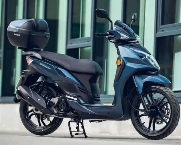 Scooter SYM Symphony SR azul, con maletero SH33. Consulta la ficha técnica para más detalles.
