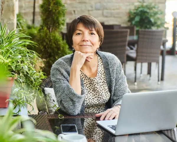 Kobieta przy laptopie zastanawia się, ile czasu ma pracodawca na zgłoszenie pracownika do ZUS.