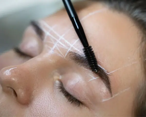 Precyzyjne linie wyznaczają geometrię brwi, a szczoteczka delikatnie je modeluje.