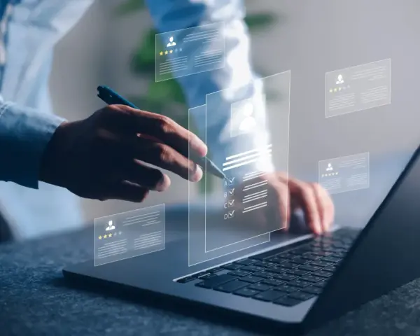 Osoba korzysta z laptopa, przeglądając profile kandydatów. To idealny moment na rozpoczęcie kursu zawodowego online i zdobycie nowych umiejętności.