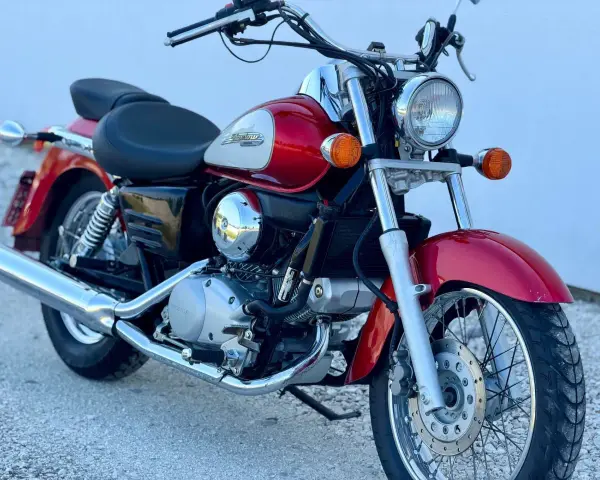 Czerwony motocykl Honda Shadow 700. Dane techniczne tego klasyka są imponujące, a jego wygląd zachwyca.