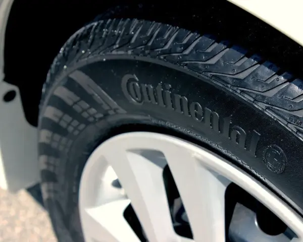 Gomma Continental con la sua **tabella dot pneumatici lettere** in rilievo.