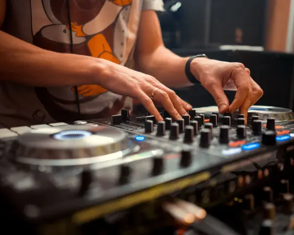 Jak szukać DJ-a na wesele, aby uniknąć rozczarowania i kosztów