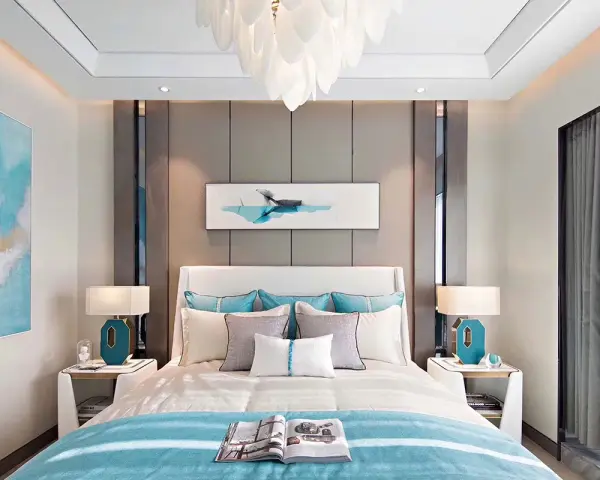 Elegante camera da letto casa al mare con quadri a tema acquatico, biancheria azzurra e lampade moderne.