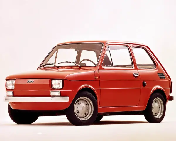 Czerwony polski fiat 126p, ikona motoryzacji, prezentuje się na białym tle.