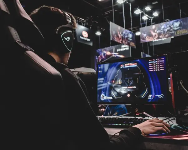 Czy monitor ma wpływ na FPS? Jak odświeżanie i rozdzielczość zmieniają grę