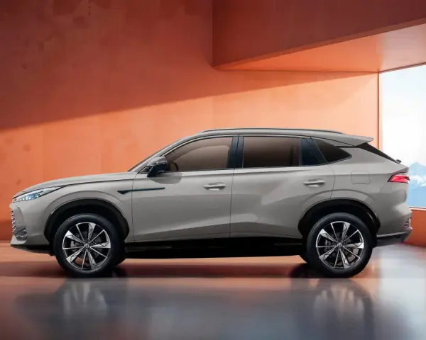 Elegancki, jasnoszary MG SUV prezentuje się na tle górskiego krajobrazu. Sprawdź jego atrakcyjną mg suv cena.
