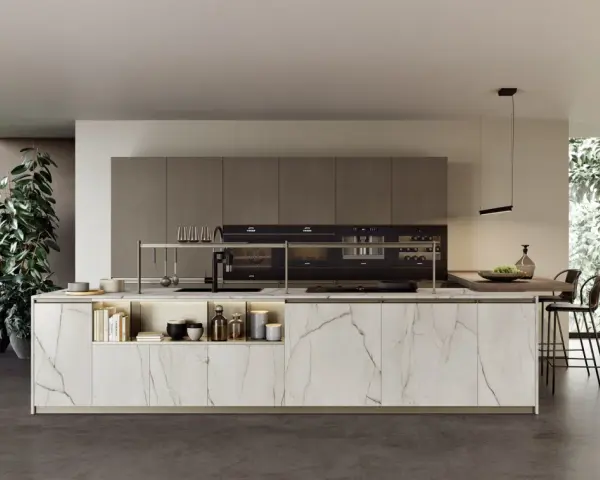 Cucina moderna con isola centrale in marmo, pensili color tortora e elettrodomestici neri. Finiture laccato o laminato.