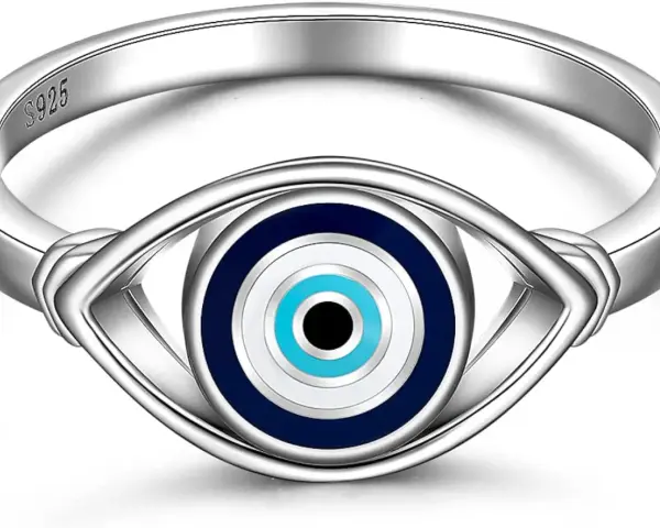 Anillo de plata S925 con diseño de ojo turco. La circonita, con su significado espiritual, protege contra el mal de ojo.