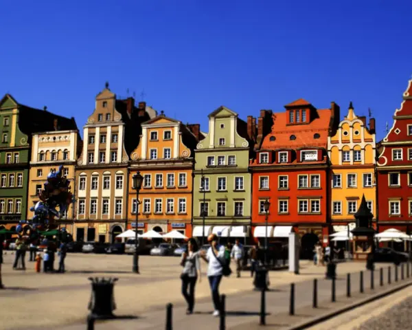 Kolorowe kamienice na wrocławskim Rynku, idealne na tanie atrakcje Wrocław.