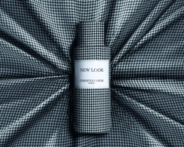 Flacone "New Look" Christian Dior, omaggio al fondatore, su tessuto pied-de-poule.
