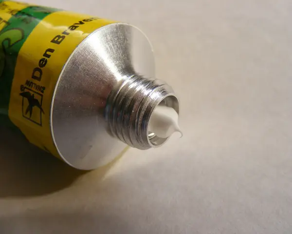 Tubo di silicone pronto all'uso per sigillare e proteggere. Utile per riparazioni domestiche e lavori di fai da te.
