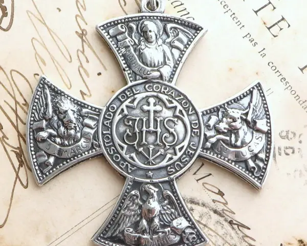 Srebrny krzyż z symbolami ewangelistów: lew (św. Marek), anioł (św. Mateusz), wół (św. Łukasz) i orzeł (św. Jan).