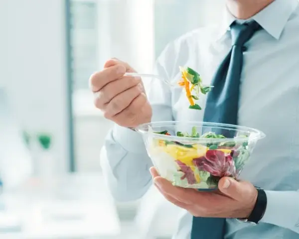 Jak rozliczyć catering w firmie? KUP, VAT i reprezentacja bez ryzyka