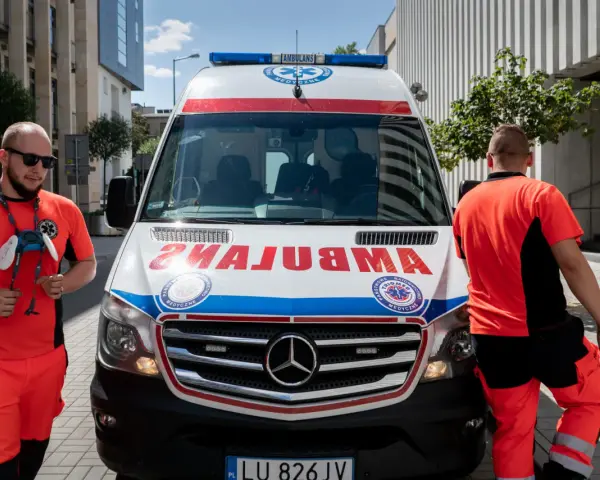 Ratownicy medyczni przy ambulansie. Ich praca to nie tylko transport krwi, ale też zarobki i ratowanie życia.