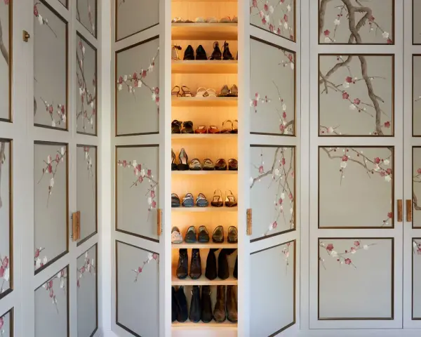 Armario con puertas decoradas con ramas de cerezo en flor. Ideas para decorar tu armario por fuera con un toque artístico y elegante.