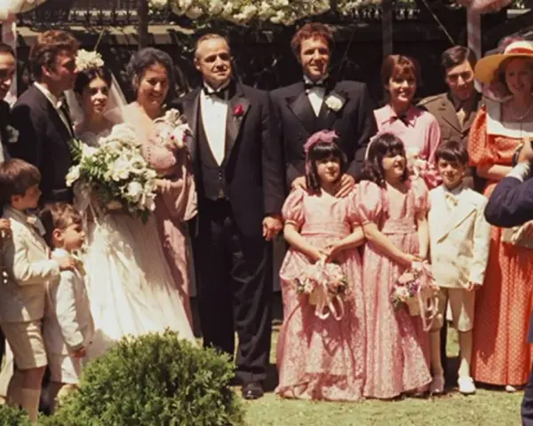Wesele z filmu "Ojciec Chrzestny". Obsada filmu pozuje do zdjęcia rodzinnego, wśród nich Marlon Brando jako Don Corleone.