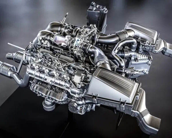 Błyszczące cylindry w silniku V8, z turbosprężarkami i skomplikowanymi przewodami, gotowe do pracy.