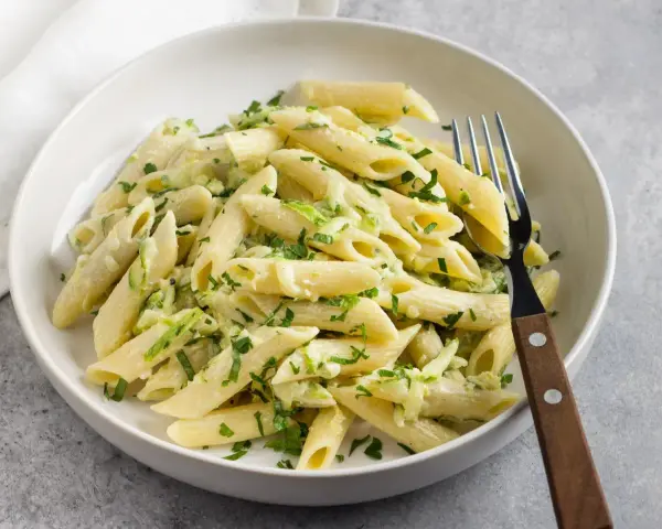 Makaron penne z cukinią i natką pietruszki w białym sosie.