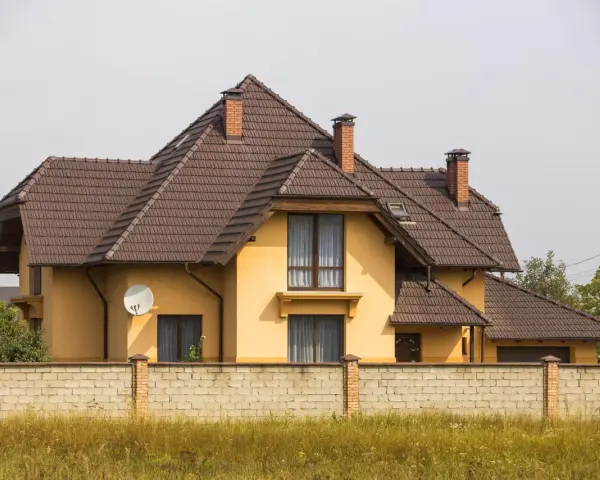Jak dobrać kolory elewacji do brązowego dachu z symulacją kolorów