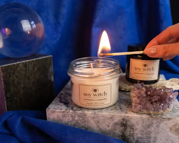 Zapalamy świecę sojową "Soy Witch" zapałką. Magiczny rytuał, jak palić świece sojowe, zaczyna się od zapalenia knotu.