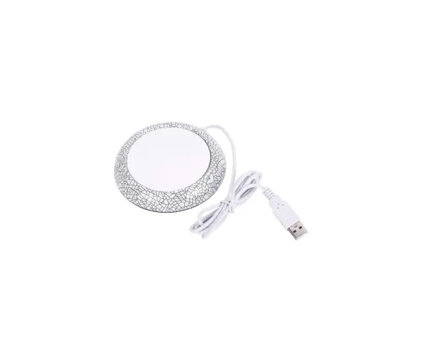 Vit koppvärmare med USB-kabel och ett mönster som liknar krossat glas. Perfekt för att hålla kaffet varmt vid datorn.