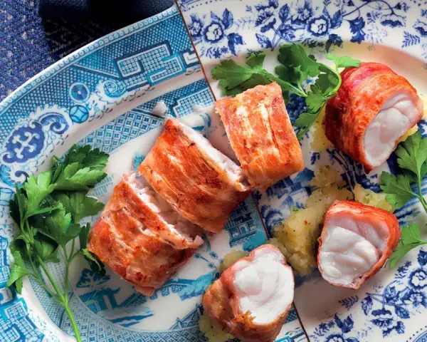 Deliziosi bocconcini di rana pescatrice avvolti in pancetta, pronti per essere gustati. Un'idea per le tue prossime rana pescatrice ricette.