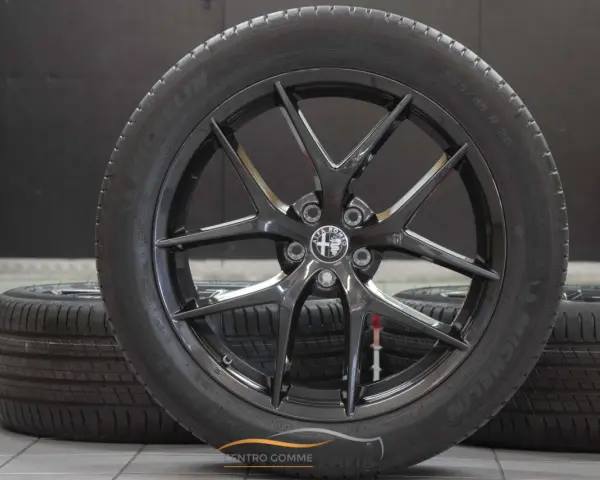 Cerchi in lega neri lucidi con pneumatici Michelin 255/45 R20, perfetti per la tua Stelvio.
