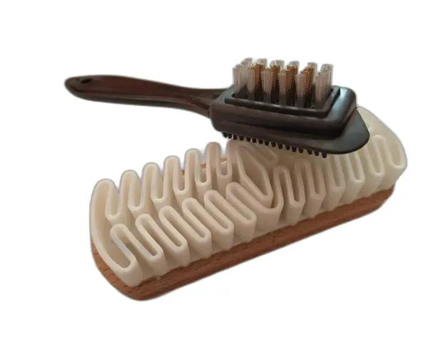 Cepillo de limpieza para calzado con cerdas metálicas y base de madera con surcos, ideal para tratar ante material.