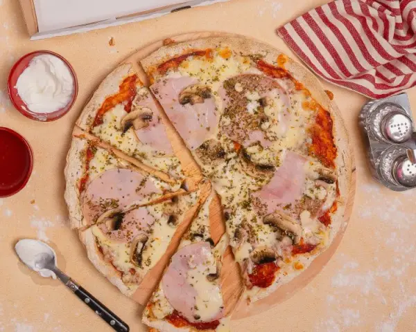 Ile kalorii ma pizza Capriciosa? Konkretne liczby i jak ją odchudzić.