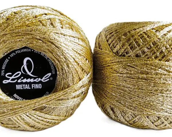 Deux pelotes de fil métallique doré, parfait pour ajouter une touche d'éclat aux textiles.