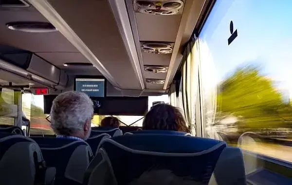 Gdzie najlepiej usiąść w autokarze, aby uniknąć dyskomfortu?