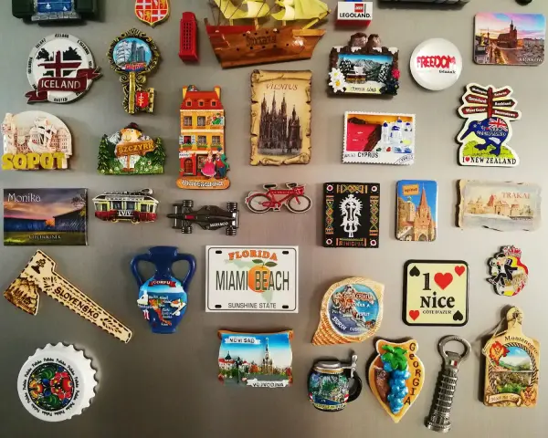 Lodówka pełna magnesów z podróży. Znajdziesz tu pamiątki z Czech, Polski, Chorwacji i innych krajów. Idealne, by przypomnieć sobie, co przywieźć z Czech.