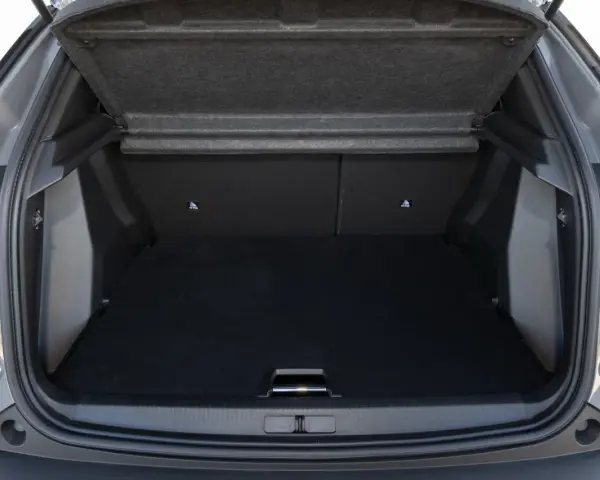 Bagagliaio Peugeot 2008: spazio e praticità per ogni viaggio. Le dimensioni sono ideali per caricare tutto ciò che serve.