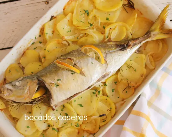 Chicharro al horno con patatas y limón, un plato casero delicioso y saludable.