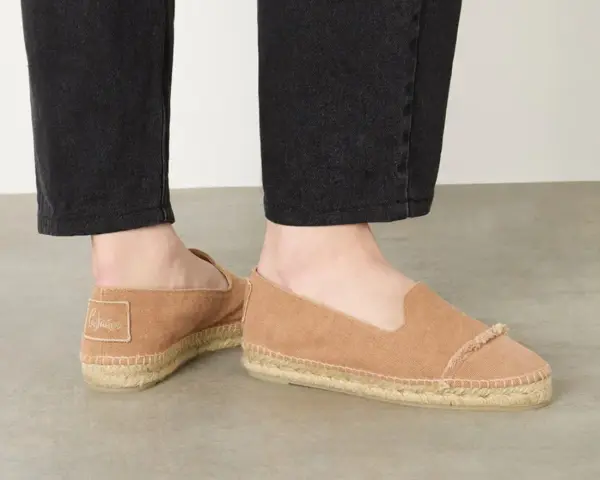 Zapatos planos de mujer en tono camel, ideales como soluciones para pies anchos. Comodidad y estilo.