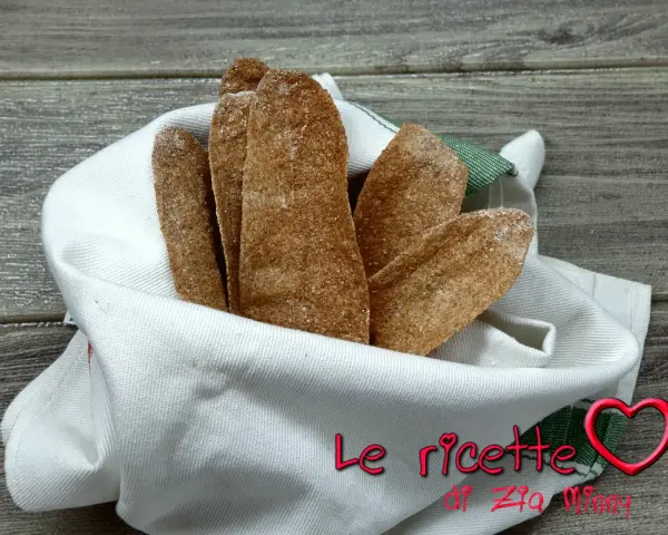 Bastoncini di pane azzimo integrale, perfetti per una ricetta sana e gustosa.