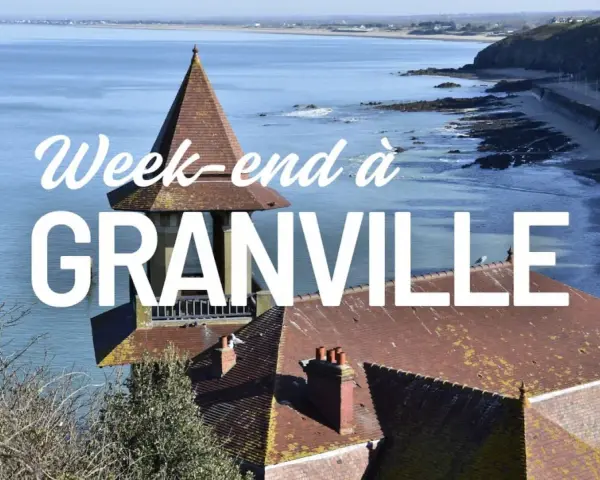 Vue panoramique de Granville, avec la mer, la plage et des toits de tuiles. Idéal pour un week-end à Granville.