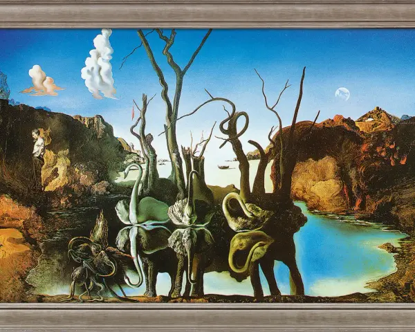 Surrealistisk Salvador Dalí tavla med elefanter med långa ben och svanar som speglas i vattnet, i ett drömlikt landskap.