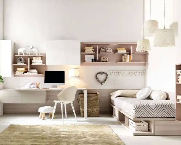 Camera ragazzo 20 anni: scrivania con computer, letto singolo, libreria e decorazioni a forma di cuore.