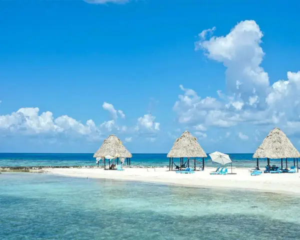 Idealne belize wakacje: biała plaża, turkusowa woda, palmy i hamaki. Raj na ziemi.