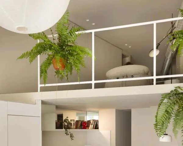 Idee case piccole con soppalco: un angolo lettura accogliente con piante rigogliose e un'atmosfera rilassante.