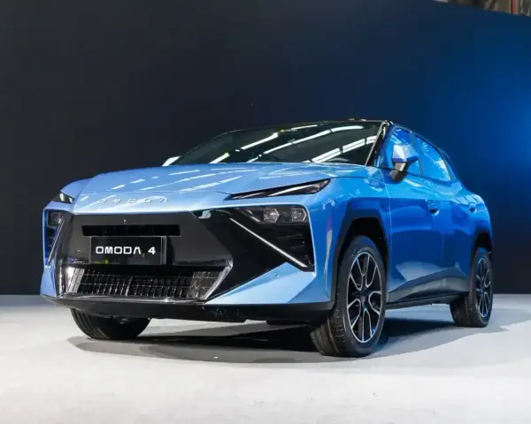 Niebieski OMODA 4, jeden z nowoczesnych chińskich samochodów, prezentuje futurystyczny design z ostrymi liniami i agresywnym przodem.