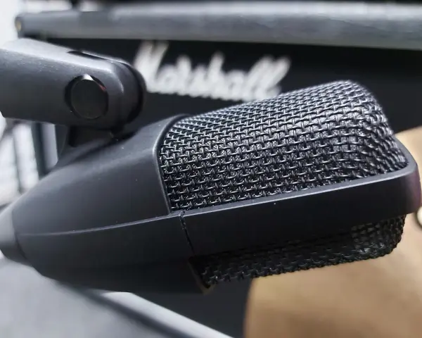 Mikrofon Sennheiser 421 na statywie, gotowy do nagrania rockowego brzmienia z głośnika Marshall.